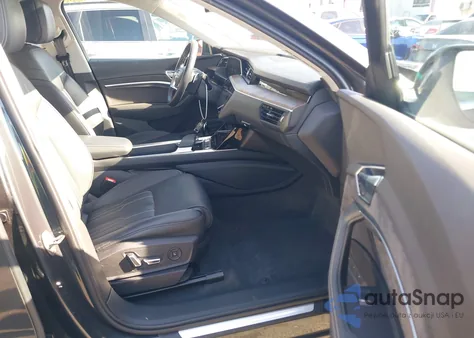 2019 Audi E-Tron Premium Plus из США, поврежденный, VIN WA1VAAGE2KB021539